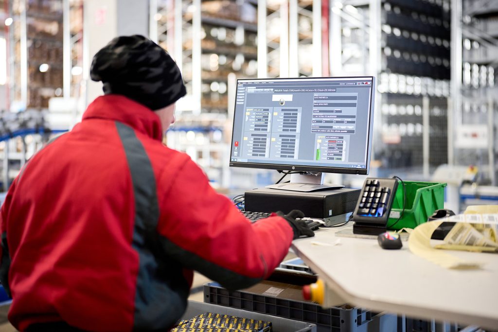 Uso di tecnologie avanzare per offrire tracciabilità, precisione e controllo in tempo reale su tutte le attività logistiche