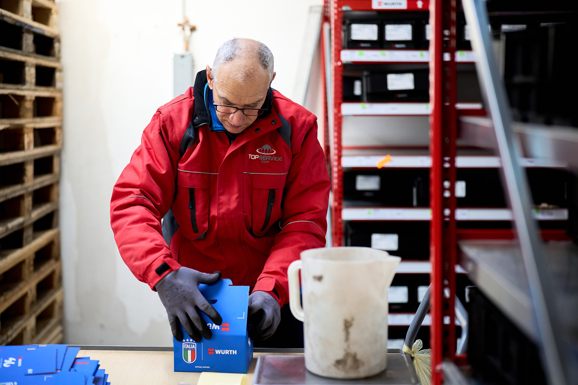 Assemblaggio manuale di kit personalizzati per la logistica